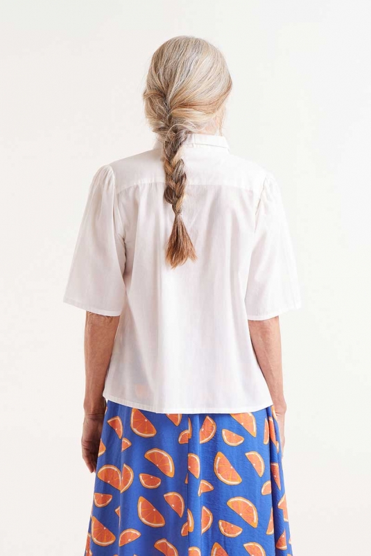 CAMISA BLANCA NARANJAS BORDADAS COMPAÑÍA FANTÁSTICA