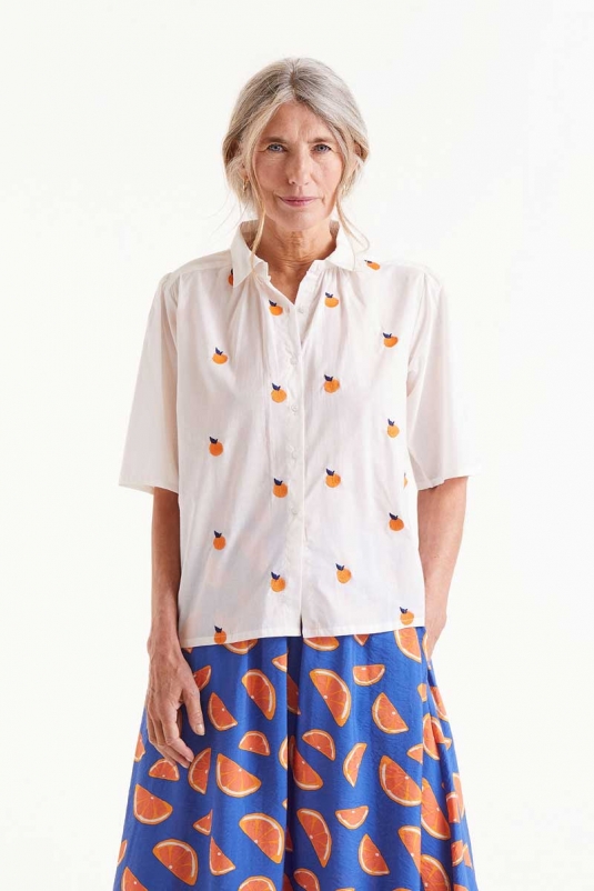 CAMISA BLANCA NARANJAS BORDADAS COMPAÑÍA FANTÁSTICA