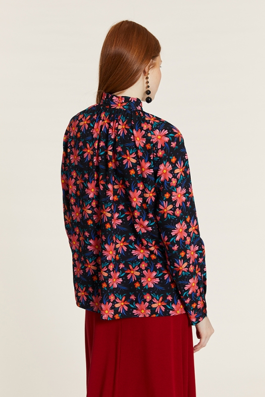 BLUSA FLORES CUELLO BLONDA PEPALOVES