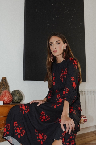 VESTIDO NEGRO FLORES ROJAS MARAIS CASTAÑO DE INDIAS