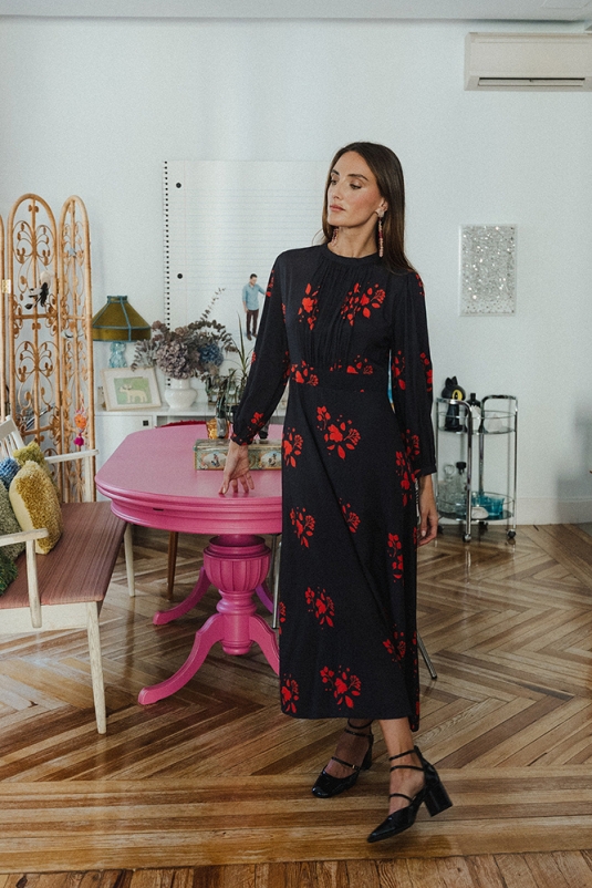 VESTIDO NEGRO FLORES ROJAS MARAIS CASTAÑO DE INDIAS