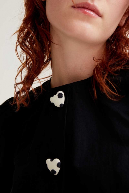 CAMISA NEGRA BOTONES CORAZONES COMPAÑÍA FANTÁSTICA