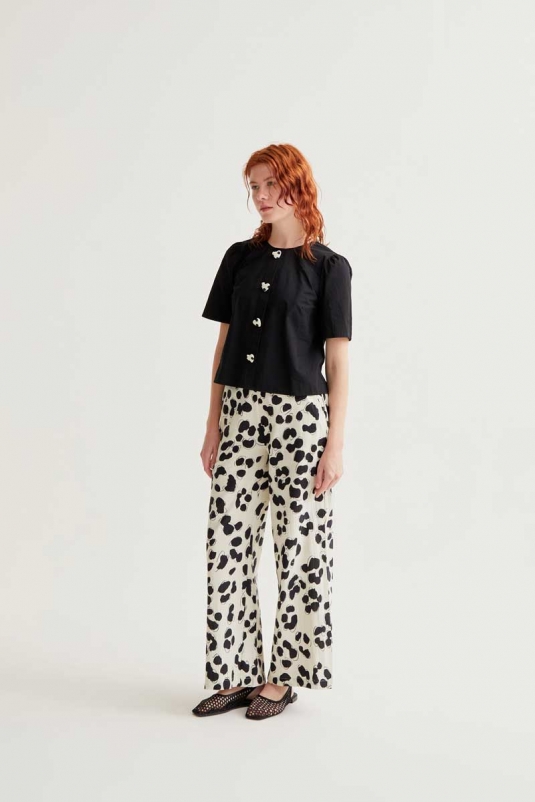 CAMISA NEGRA BOTONES CORAZONES COMPAÑÍA FANTÁSTICA