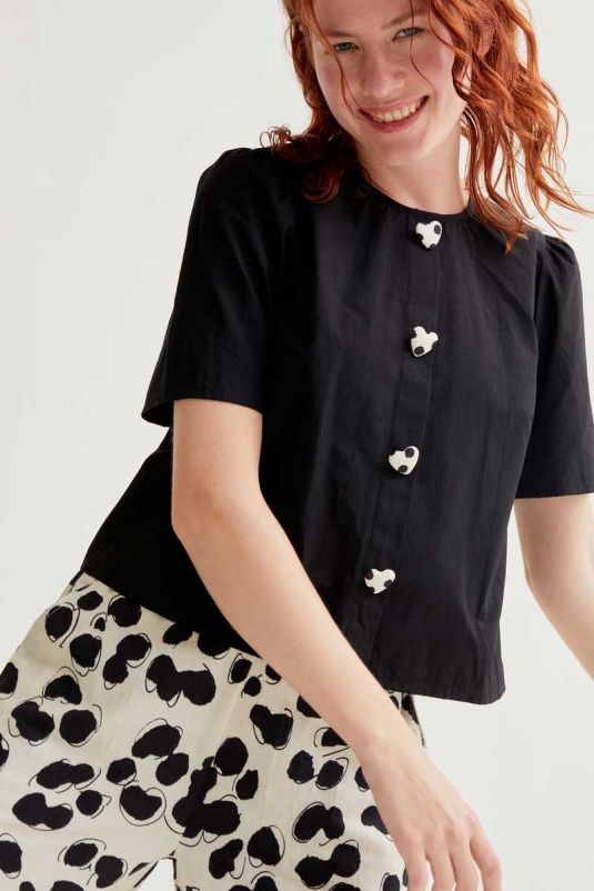 CAMISA NEGRA BOTONES CORAZONES COMPAÑÍA FANTÁSTICA