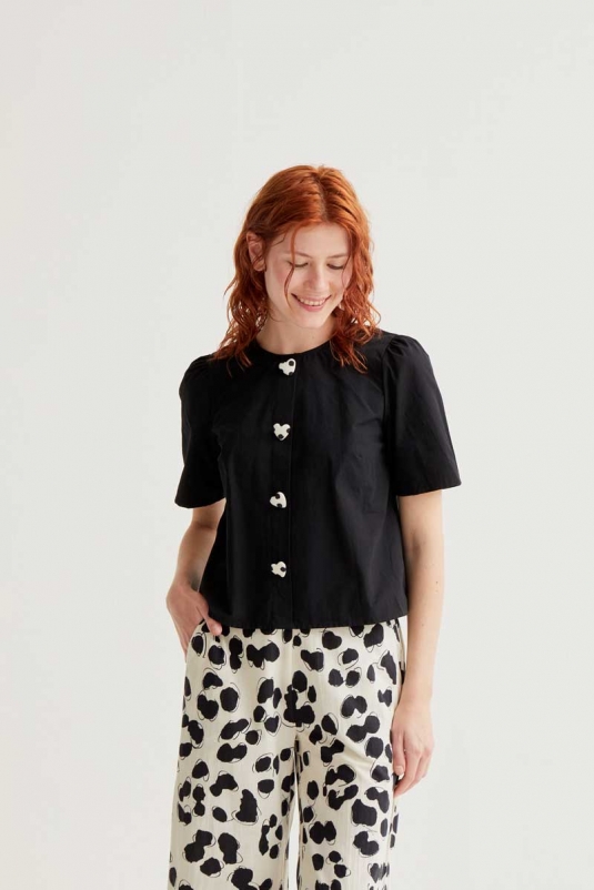 CAMISA NEGRA BOTONES CORAZONES COMPAÑÍA FANTÁSTICA
