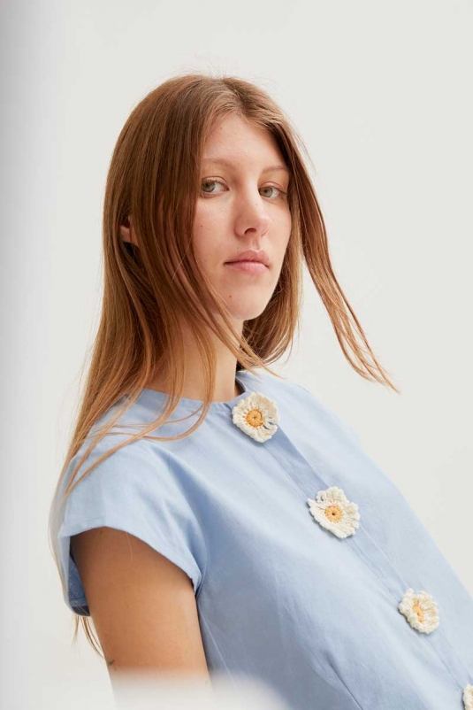 CAMISA AZUL MARGARITAS COMPAÑÍA FANTÁSTICA