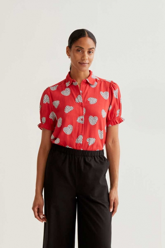 CAMISA ROJA CORAZONES COMPAÑÍA FANTÁSTICA