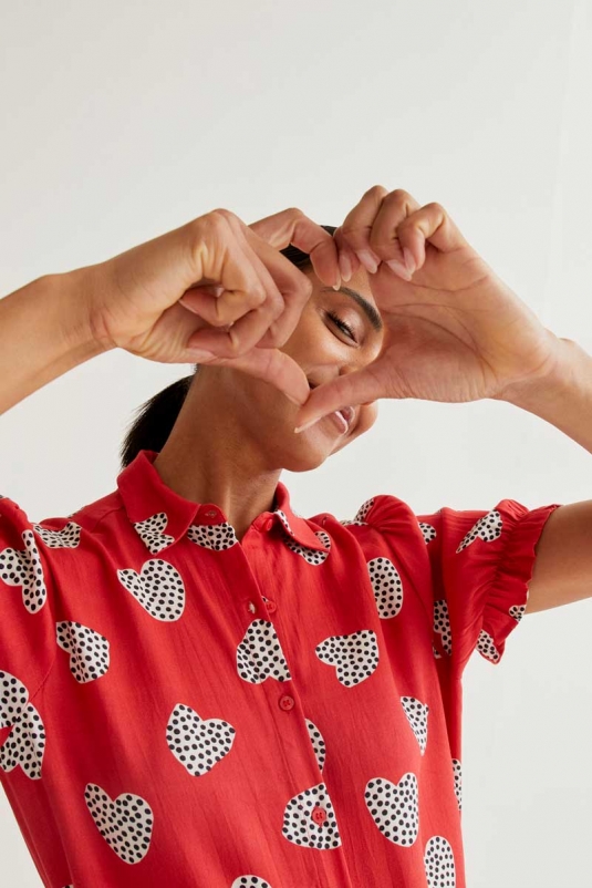 CAMISA ROJA CORAZONES COMPAÑÍA FANTÁSTICA