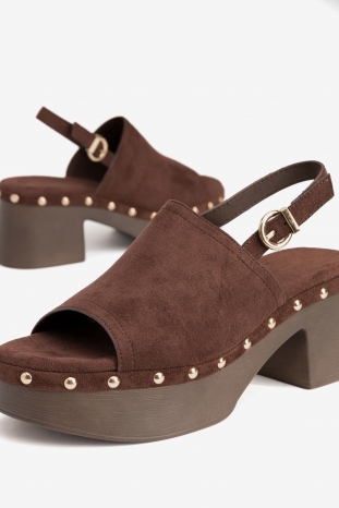 SANDALIA ZUECO MARRÓN TACHUELAS