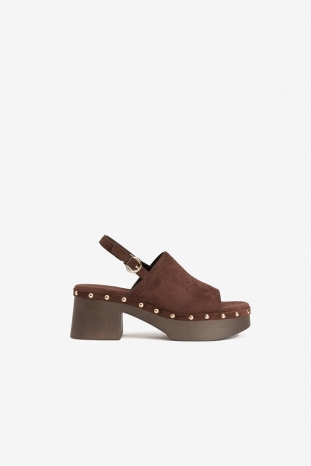 SANDALIA ZUECO MARRÓN TACHUELAS