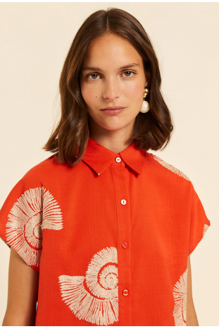 CAMISA NARANJA CARACOLAS BORDADA PEPALOVES