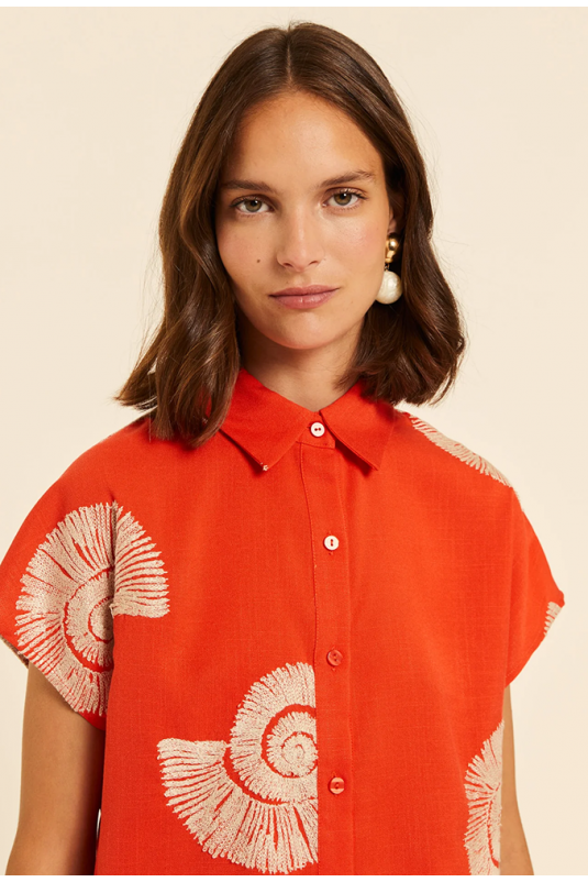 CAMISA NARANJA CARACOLAS BORDADA PEPALOVES