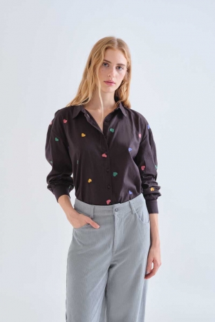 CAMISA NEGRA CORAZONES COMPAÑÍA FANTÁSTICA