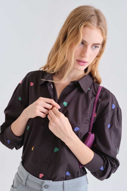 CAMISA NEGRA CORAZONES COMPAÑÍA FANTÁSTICA