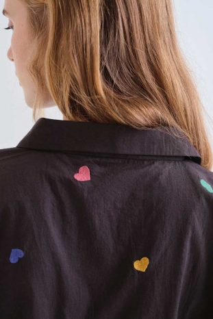 CAMISA NEGRA CORAZONES COMPAÑÍA FANTÁSTICA