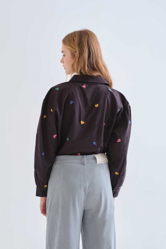 CAMISA NEGRA CORAZONES COMPAÑÍA FANTÁSTICA