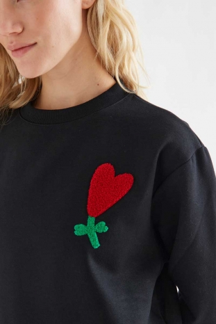 SUDADERA NEGRA CORAZONES CICLAMEN COMPAÑÍA FANTÁSTICA