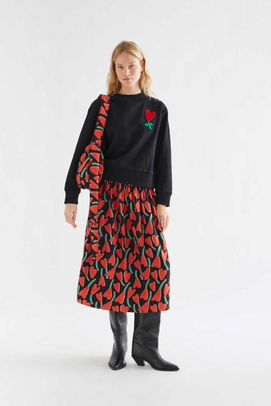 SUDADERA NEGRA CORAZONES CICLAMEN COMPAÑÍA FANTÁSTICA